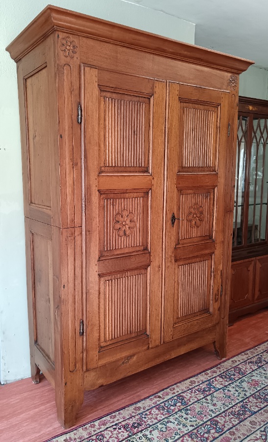 Italian late 18th early 19th C Walnut Wardrobe (5).jpg